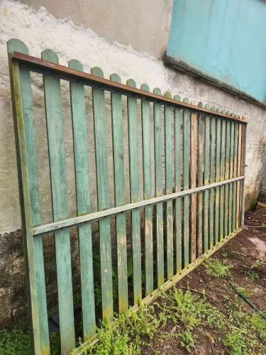 Portão de madeira com estrutura de correr