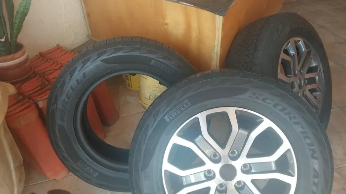 Vendo duas rodas aro 18 e três peneu em seme novos em excelentes estado 255-65/18