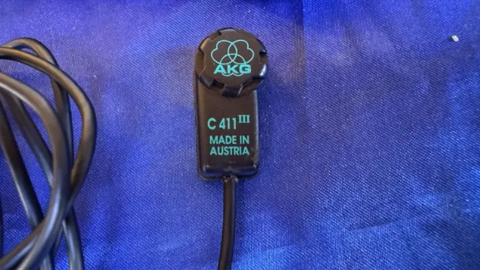 Microfone condensador de contato AKG C411
