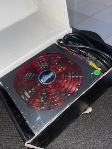 Fonte ATX para gabinete 600Wats de potência na caixa, energiza a maioria das GPUs atuais