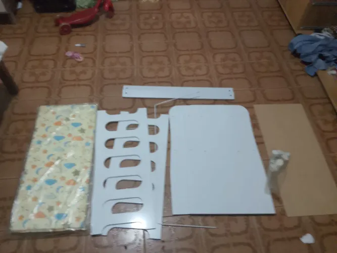 O mini berço foi aberto mais não foi montado tá novo nunca foi usado