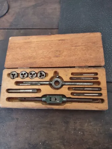 JOGO DE FERRAMENTAS ANTIGAS PARA FAZER ROSCA