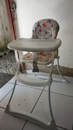 Vende-se cadeira de alimentação em bom estado
