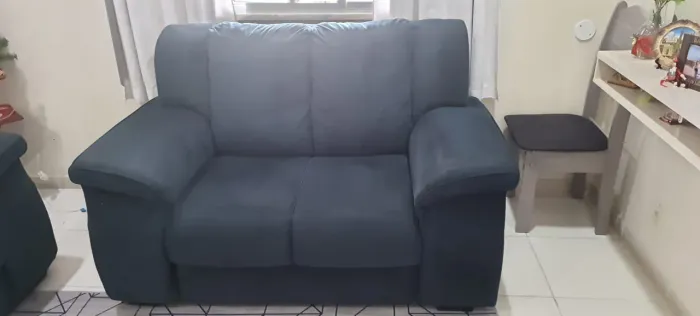 Vendo sofá de 2 e 3 lugares, pode ser também individual.