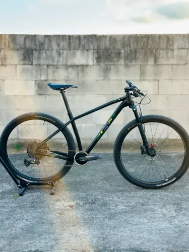 EDRO Carbono 9,6 kg Fox 32 e SRAM GX