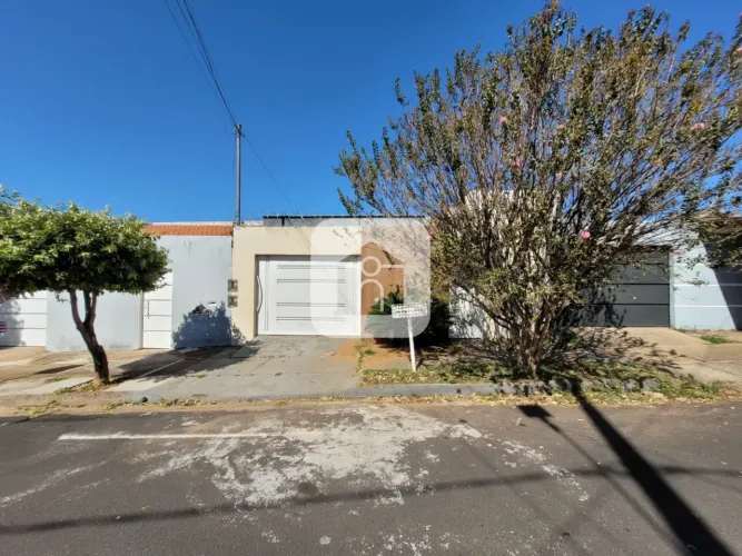 Casa para locação no bairro Pequis
