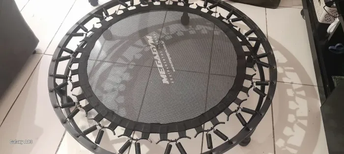 Vendo uma cama elástica em bom estado ,estou desapegando pois nao tenho espaço.
