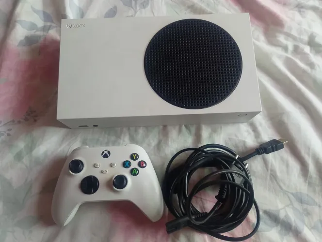 Xbox Séries E 500GB, único defeito e o controle RB as vezes trava o botão