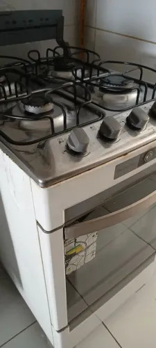 Vendo fogão 4 bocas Brastemp auto limpante valor 400 reais ZAP *