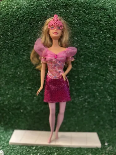 Sucata Mosqueteira rosa com vestido e máscara