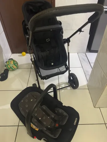 Carrinho de bebê e bebê conforto