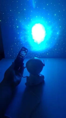 Astronauta luminária projetor com estrelas e nebulosas
