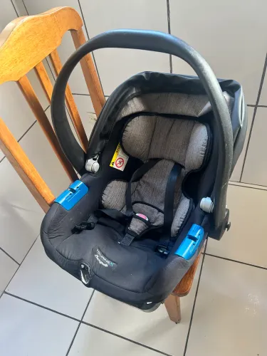 Bebê conforto Burigotto com suporte veicular