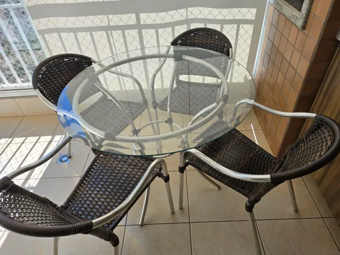 VENDE-SE MESA REDONDA TAMPO DE VIDRO C/ 4 CADEIRAS.