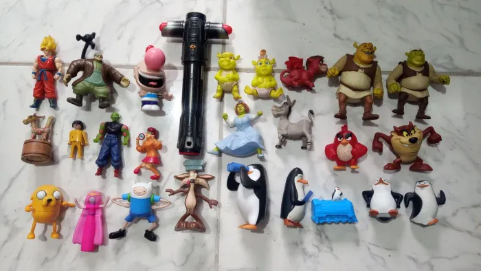 LOTE Brinquedos diversos bonecos shrek, playmobil, aventura, star wars