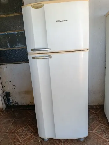 Vendo geladeira Electrolux 450 litros de gelo seco funcionando perfeitamente 