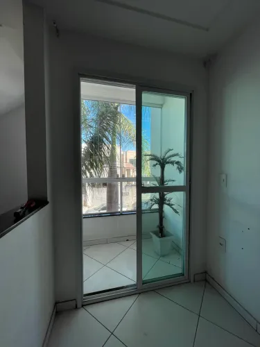 Porta de alumínio com vidro verde em excelente estado!