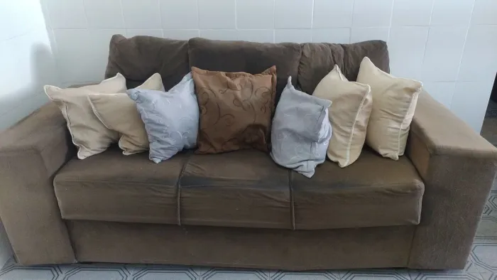 Sofá tecido 3 lugares (inclui almofadas de brinde)