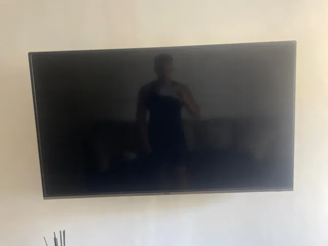 Vendo televisão com defeito