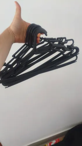 10 cabides plásticos pretos - conjunto