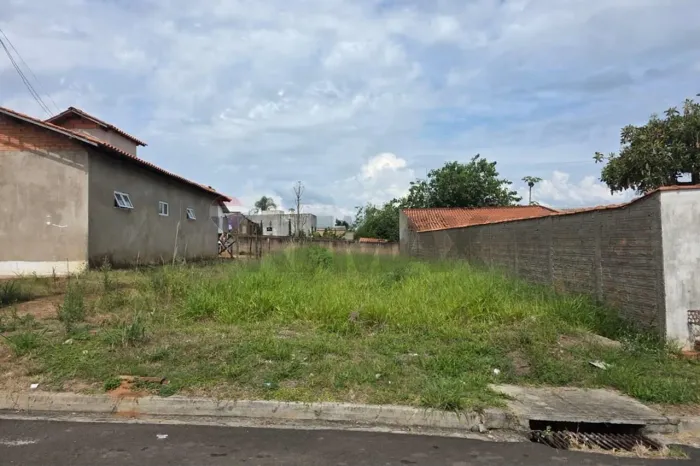 Terreno à venda no Jardim Botucatu - Rubião Júnior - Botucatu - SP