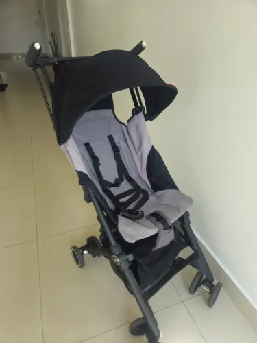 Carrinho de bebê compacto