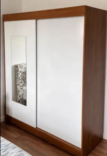 GUARDA-ROUPA COM ESPELHO - R$ 950