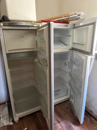 Duas geladeira com defeito