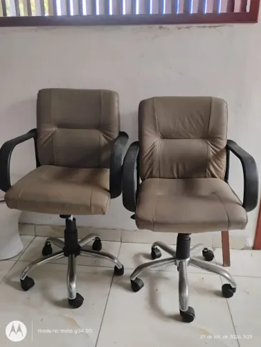 Cadeiras giratórias.