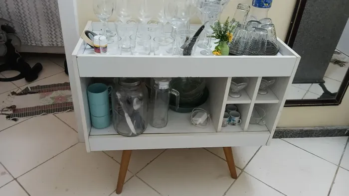Barzinho e mesa de canto