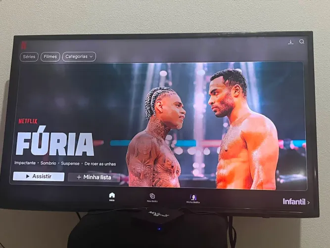 Vendo uma TV funcionando perfeitamente só com alguns detalhes de uso!