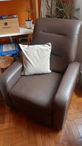 Poltrona reclinável em courino marrom