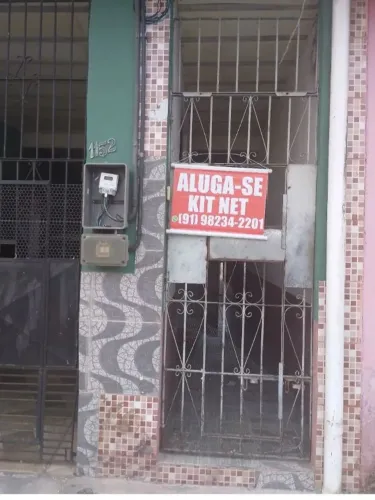 Aluga-se 1/4 com dois cômodos + banheiro e quintal.