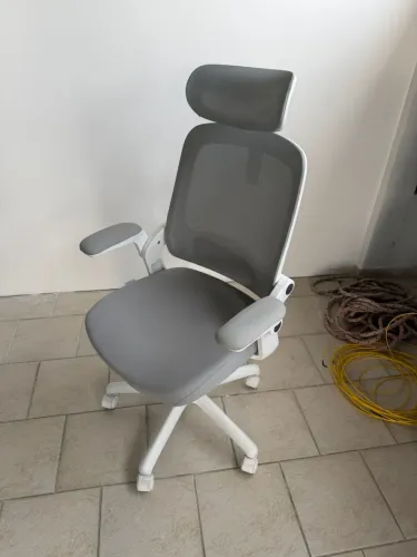Cadeira Elements de Escritório Ergonômica Cinza com Apoio de Cabeça