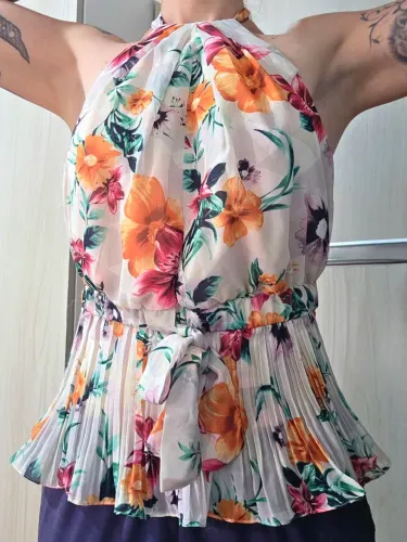 Blusa Frente Única Floral Hit - Plissada e com Costas Nuas - Tam P - Seminova<br>