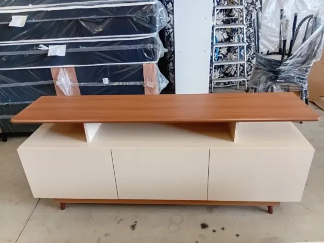 Rack Tuboarte Taina p/ TVs de até 65 Polegadas 3 Gavetas com Pés em estilo Retrô
