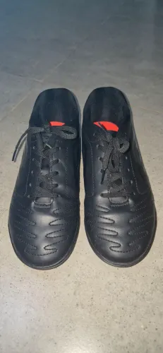 Chuteira society umbro class número 37 pouco usada em ótimo estado
