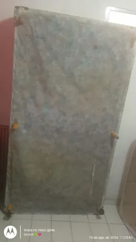 Base de cama com colchão de solteiro