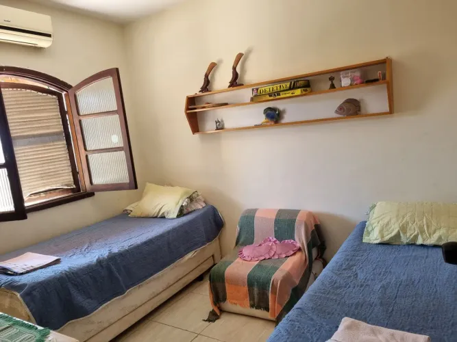 Vendo casa com piscina e 3 quartos . Mais 2 kitnets com uma loja na frente
