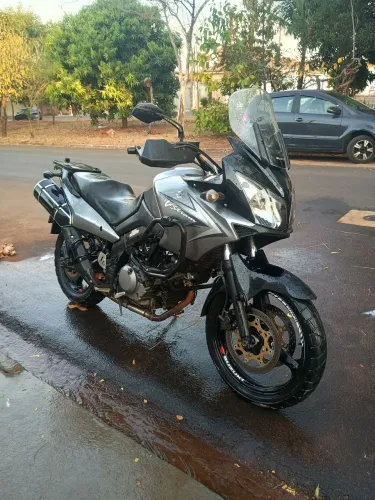 Moto v stron 650 em ótimas condições km baixo ,manual e baú 