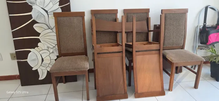 Cadeiras de madeira com forro, 50 reais cada pra vender logo,chama no zap *