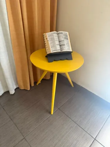 Mesa Aparadora Amarela