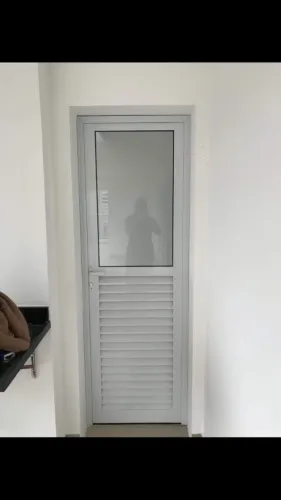 Porta área de serviço NOVA vidro e alumínio branco