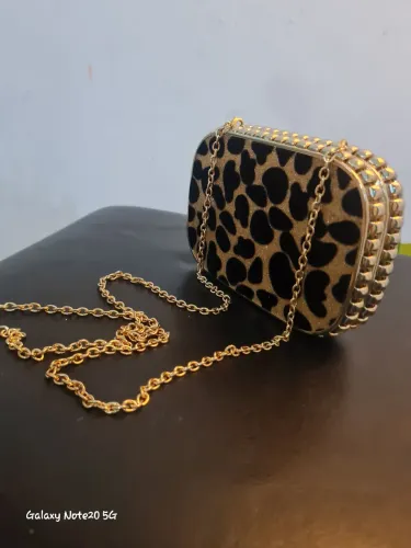 Bolsa festa clutch, estampa leopardo detalhes brilhantes e alça corrente dourada