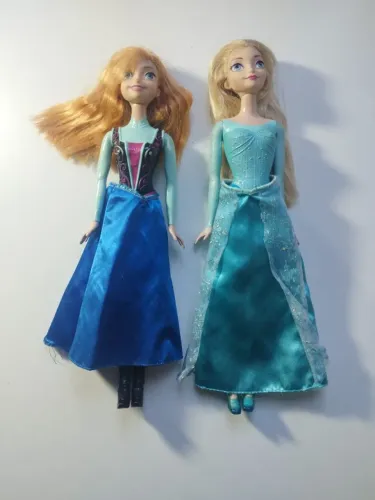 Kit com as bonecas Anna e Elsa do filme Frozen.
