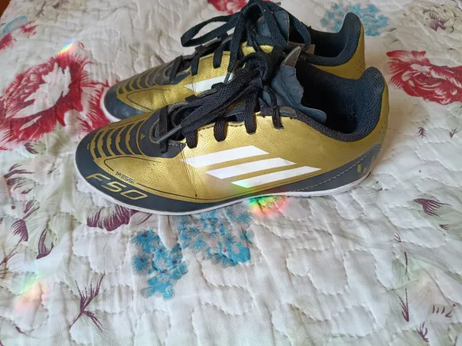 Chuteira Adidas F50 tamanho 31