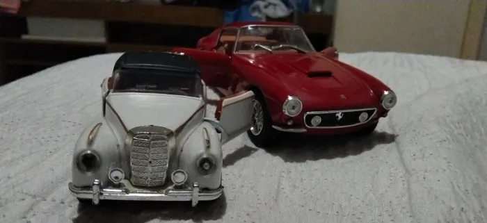 Miniatura Ferrari gt250 e Mercedes Benz 300