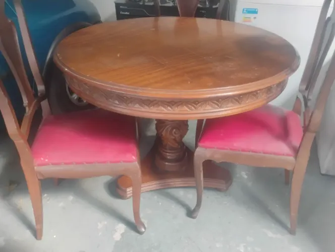 Mesa Antiga com 03 Cadeiras