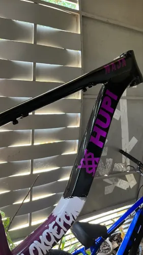 Hupi naja preto roxo 2025