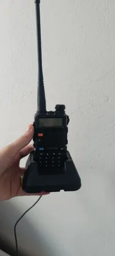 Vendo Rádio comunicador portátil Baofeng UV-5R, um modelo dual band (VHF/UHF)